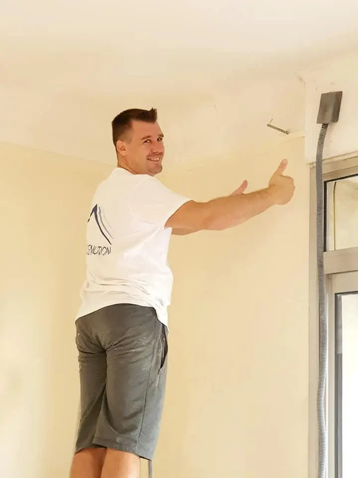 Homme debout pouce en l